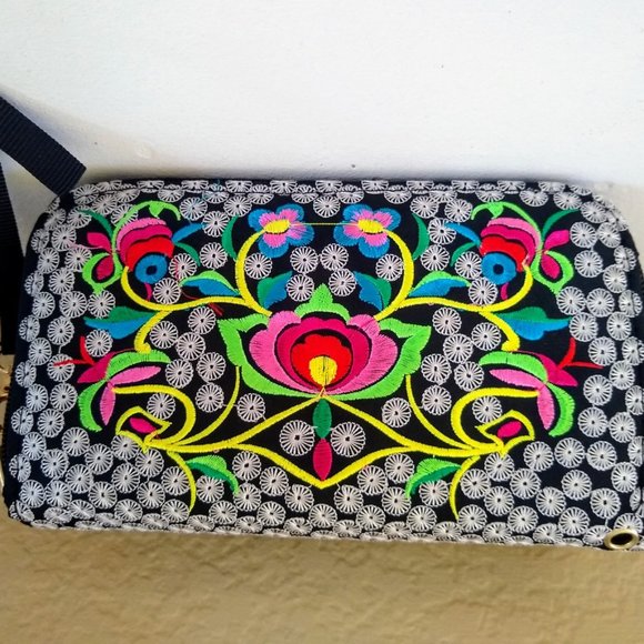 Purse that holds phone, cash and credit cards - Picture 2 of 4